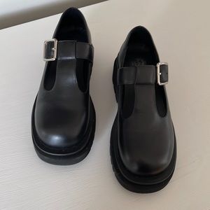 B2 black keebly platform Mary Jane shoes. Size 8